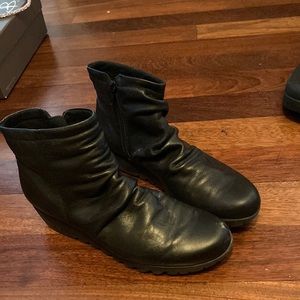 Munro Ruched Leather Walking Wedge Boots Size 9